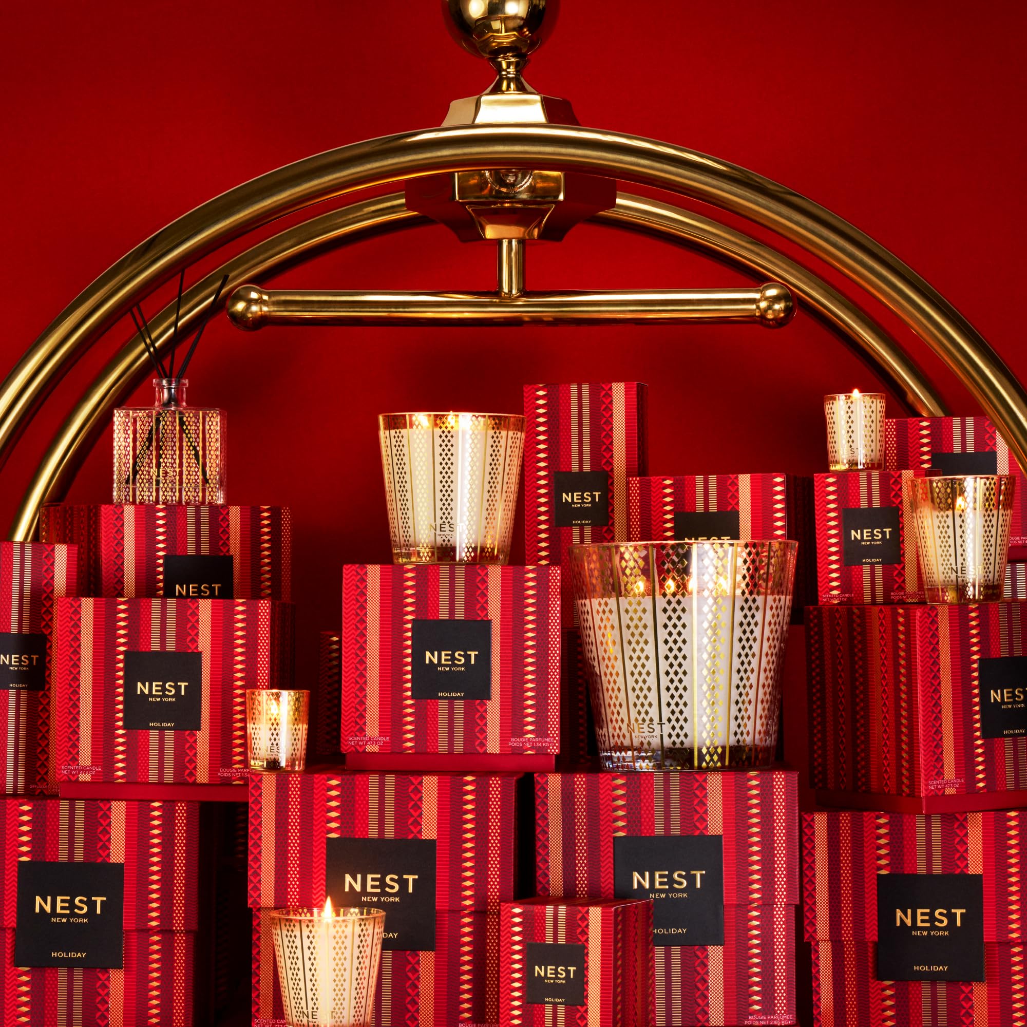 NEST New York bougie intégrée dans une décoration de fête, apporte une touche élégante