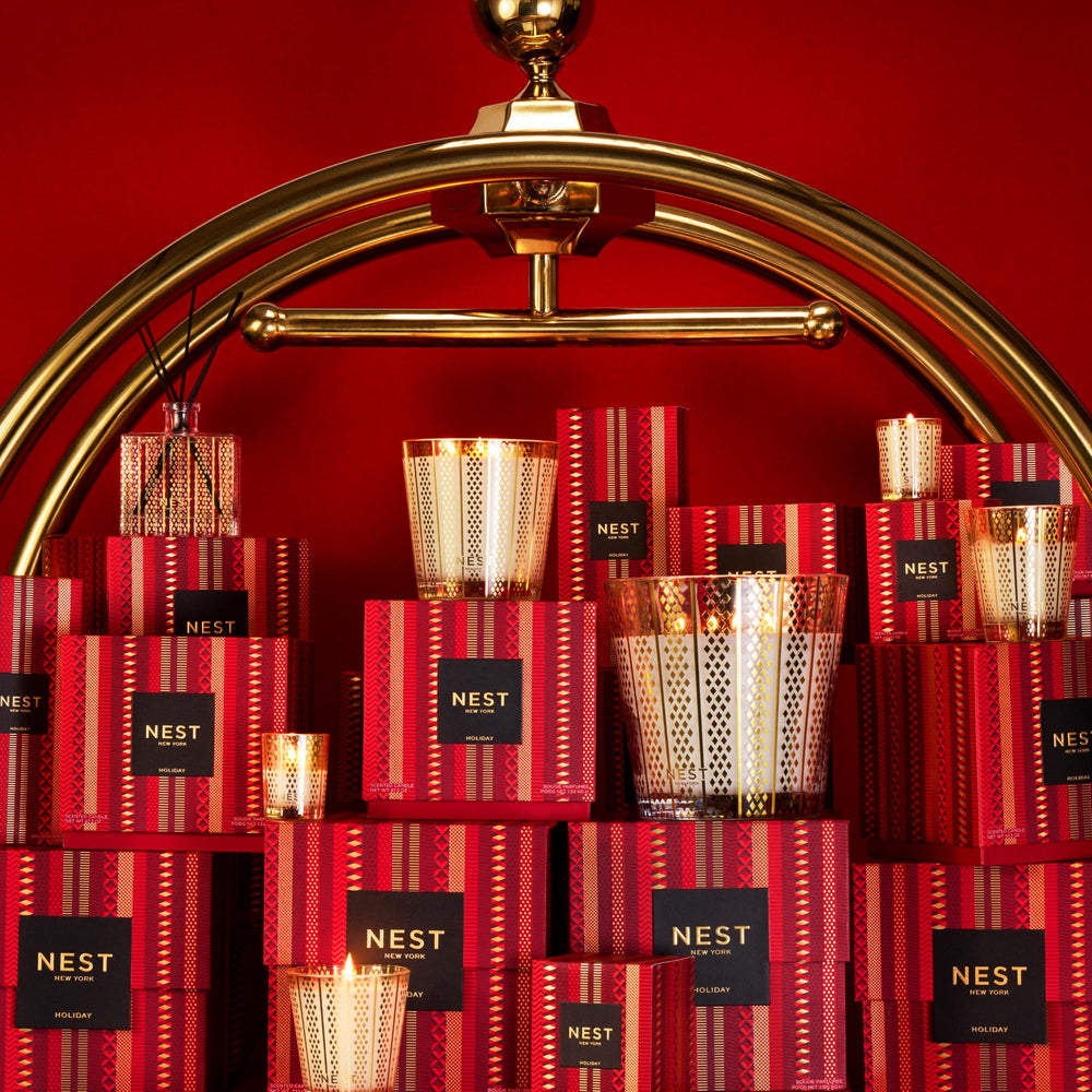 NEST New York bougie intégrée dans une décoration de fête, apporte une touche élégante