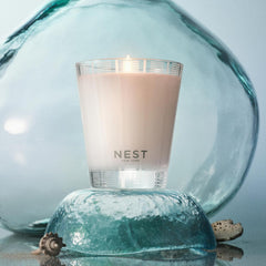 NEST New York bougie allumée apportant ambiance chaleureuse et diffusion propre