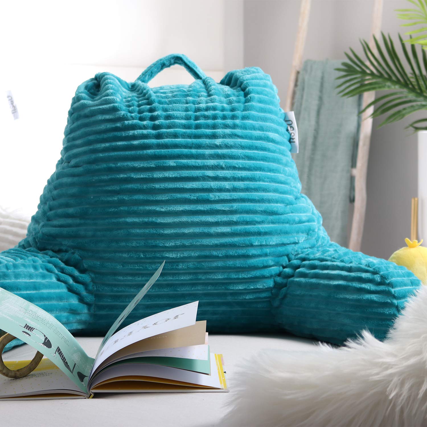 Nestl taille comparée à une chaise pour évaluer proportions utiles