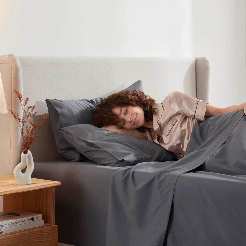 Nestl main touchant le tissu montrant douceur et confort immédiat
