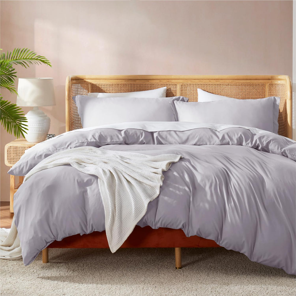 Nestl housse de couette gris lavande king posée sur lit offrant un look hôtelier