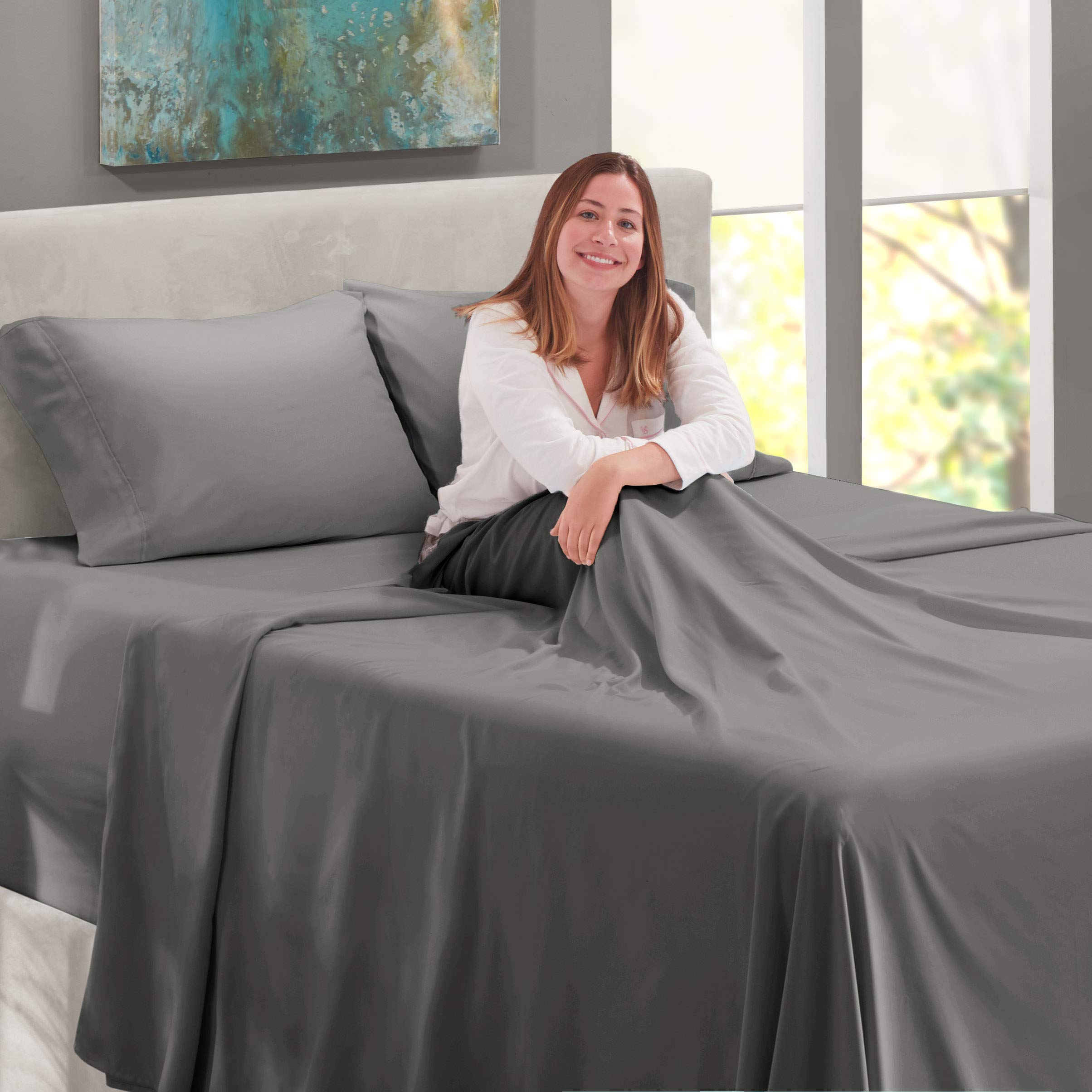 Nestl chambre minimaliste avec draps gris pour visualiser style et ambiance