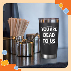 NewEleven tumbler tenu en main illustrant taille 20 oz et confort de transport