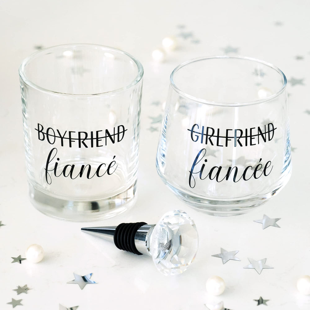 Newlywoo couple célébrant avec le coffret, moment festif et romantique