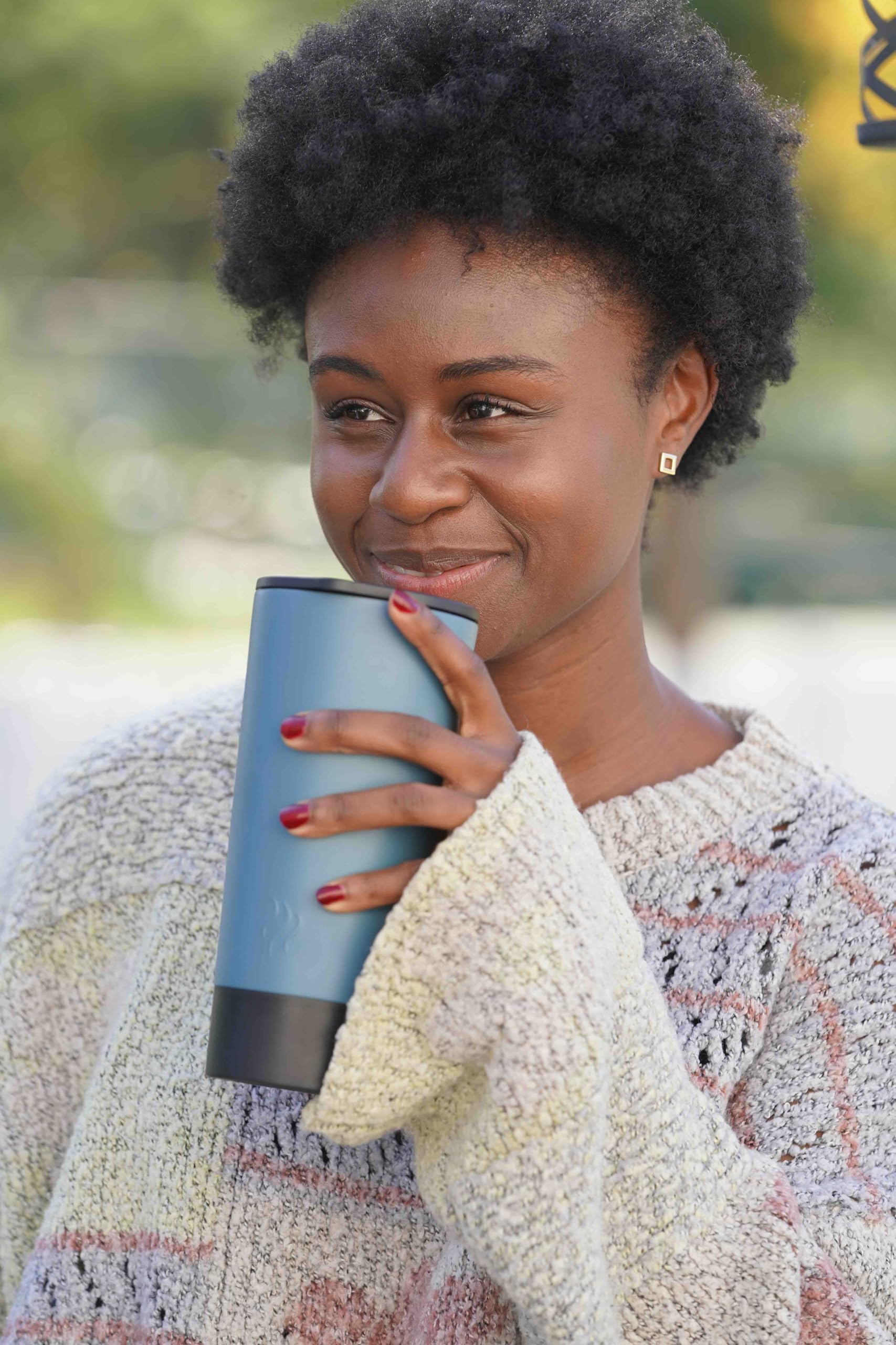 Nextmug by Nextboom comparaison taille à côté d'une main pour échelle visuelle