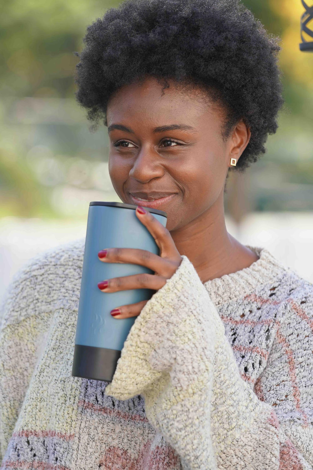 Nextmug by Nextboom comparaison taille à côté d'une main pour échelle visuelle