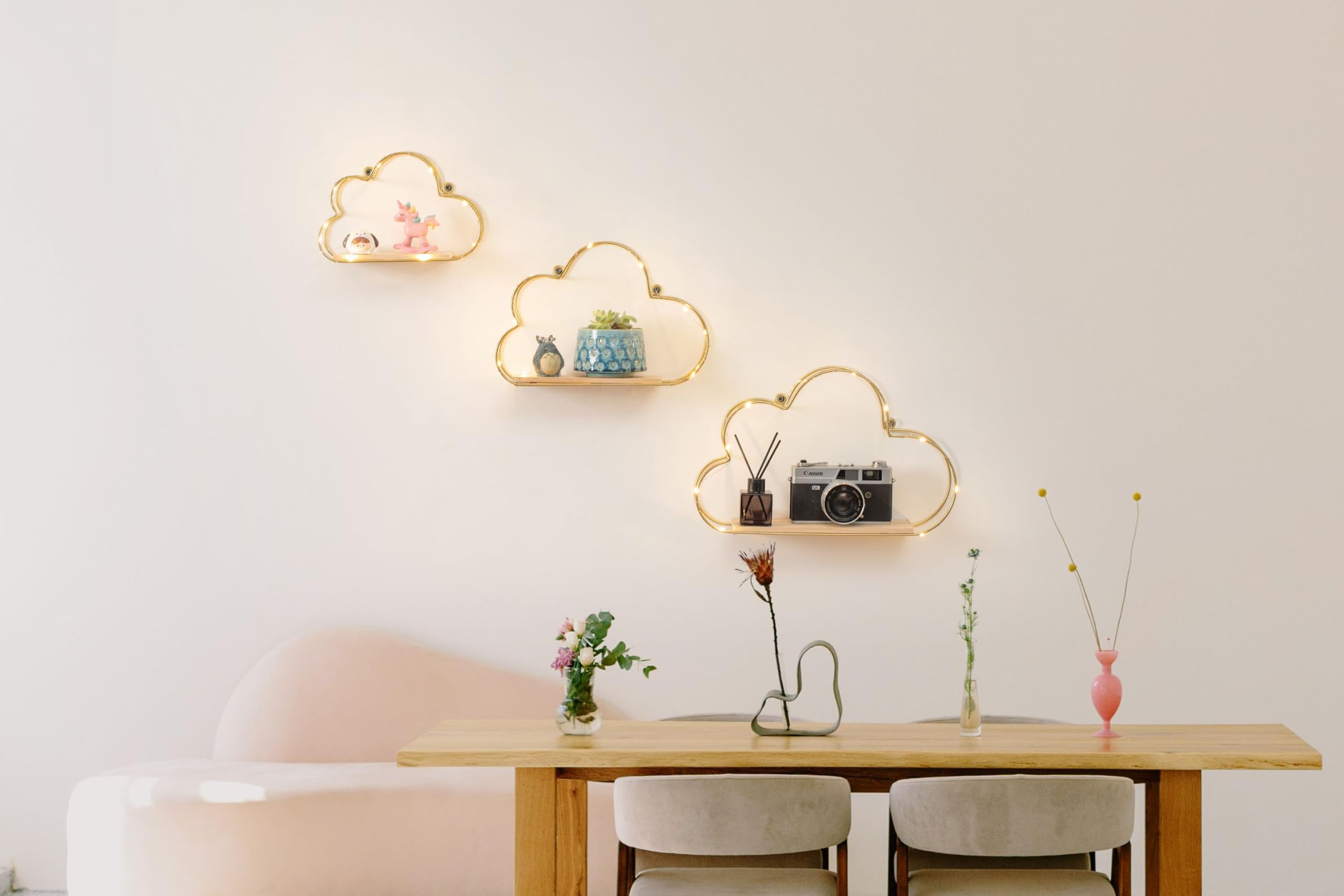 Niemro étagères cloud stylées dans une chambre pour exposition photos