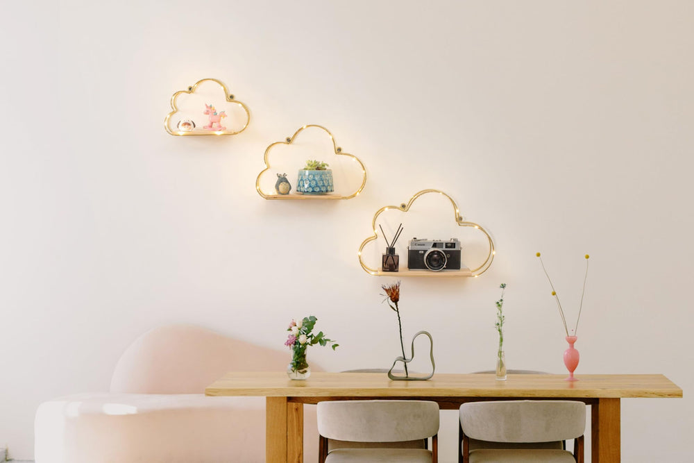 Niemro étagères cloud stylées dans une chambre pour exposition photos