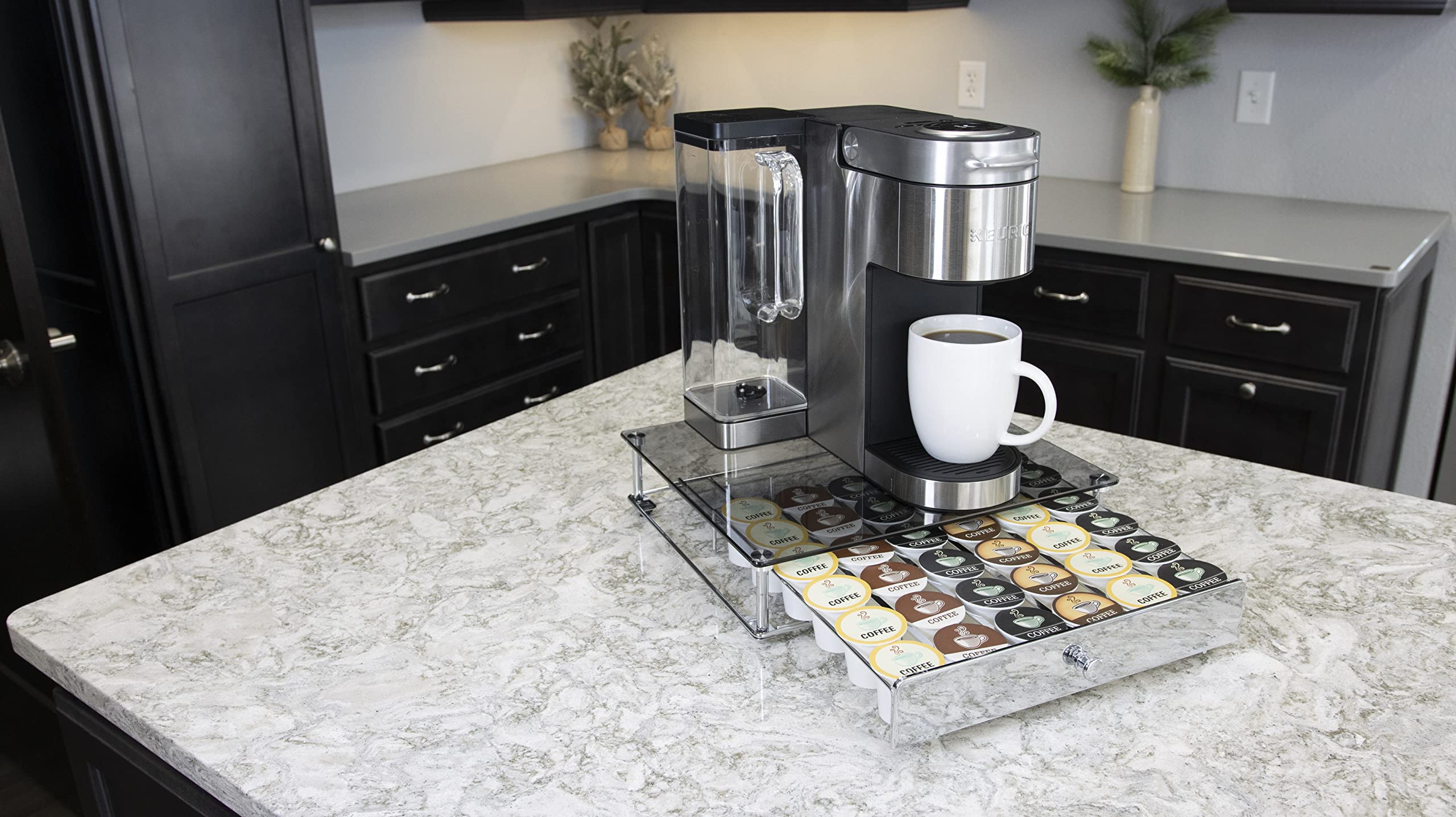 Nifty Solutions cafetière posée sur le tiroir montrant support stable et gain de surface