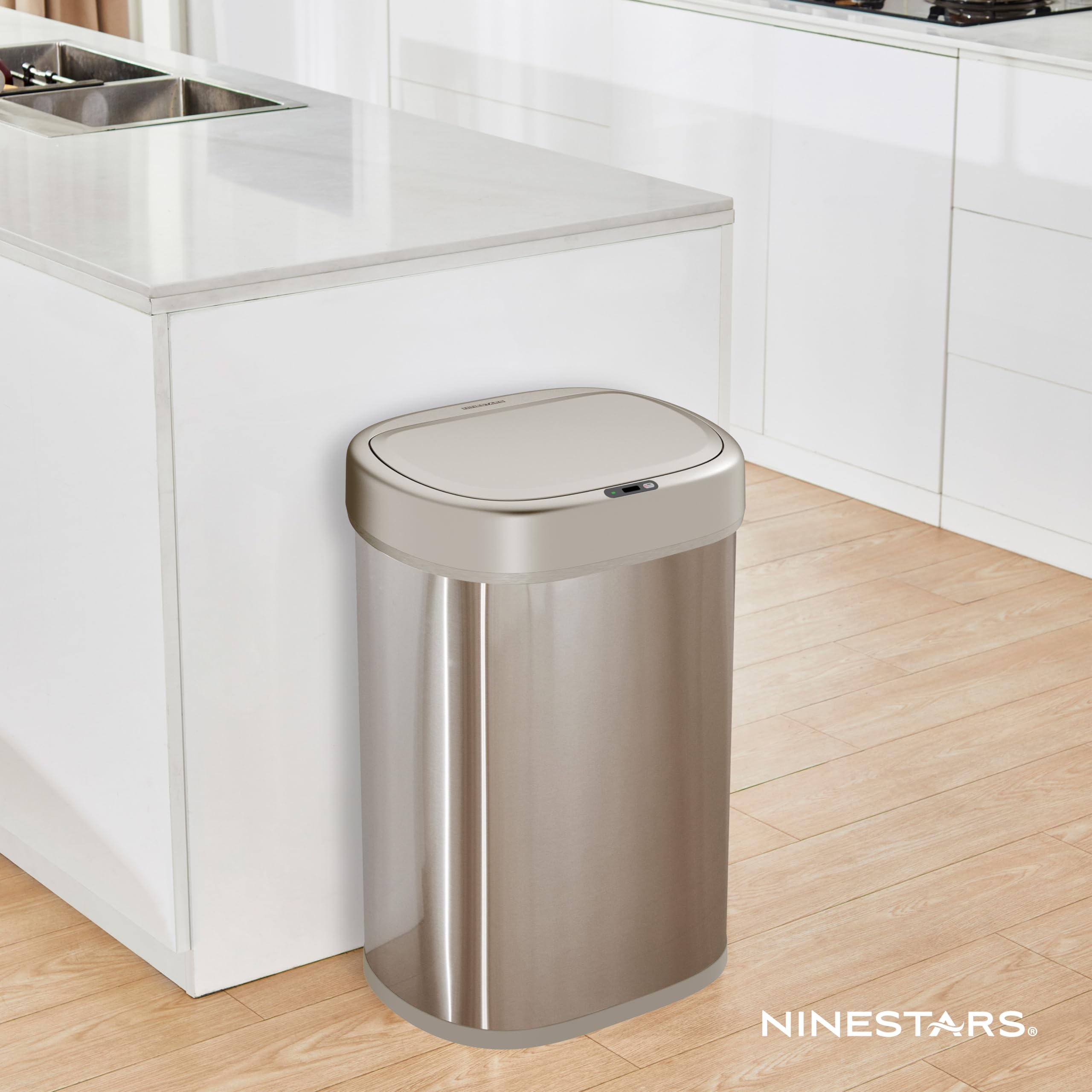 Ninestars poubelle en usage dans une cuisine moderne hygiène sans contact