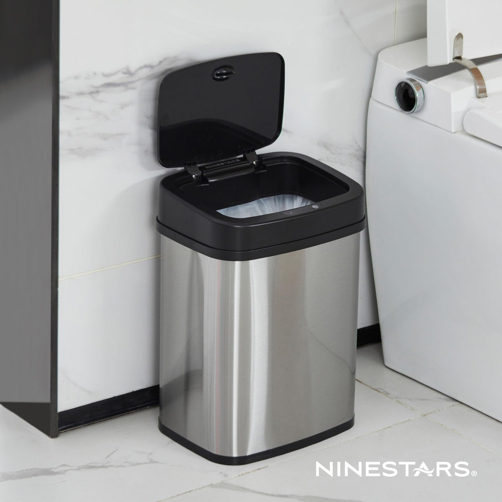 Ninestars poubelle dans une salle de bain, hygiène accrue et discrète