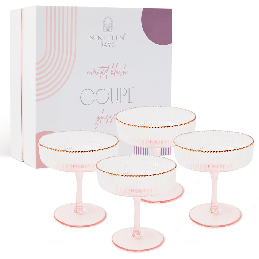 Nineteen Days coupe face montrant couleur blush et silhouette élégante