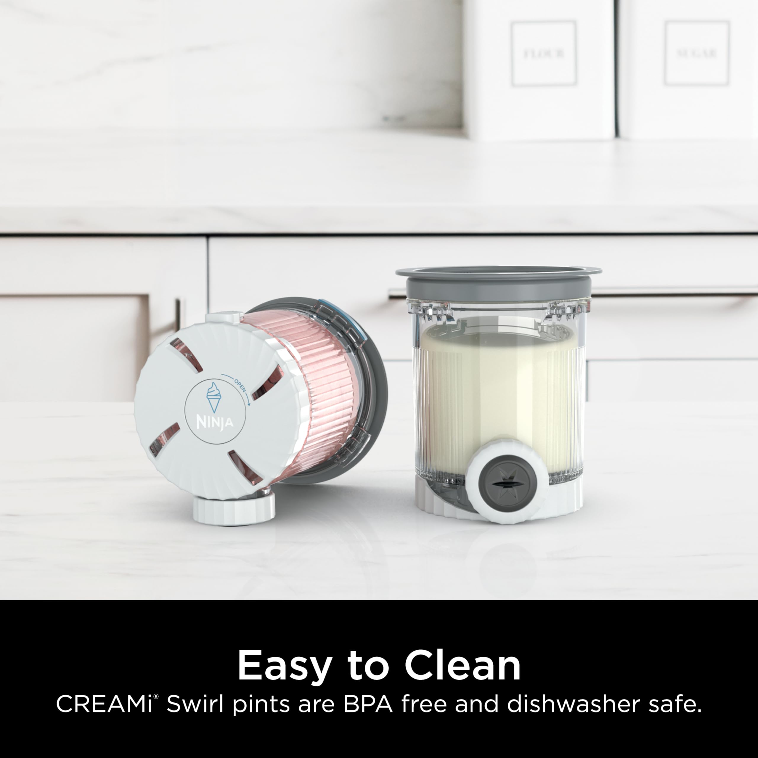 Ninja CREAMi pint en usage avec machine pour servir une portion rapide