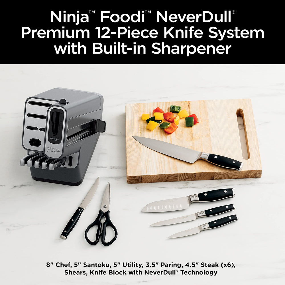 Ninja gros plan sur la lame du couteau de chef, coupe précise garantie