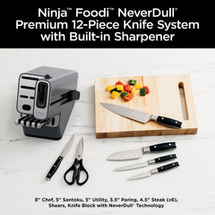 Ninja gros plan sur la lame du couteau de chef, coupe précise garantie