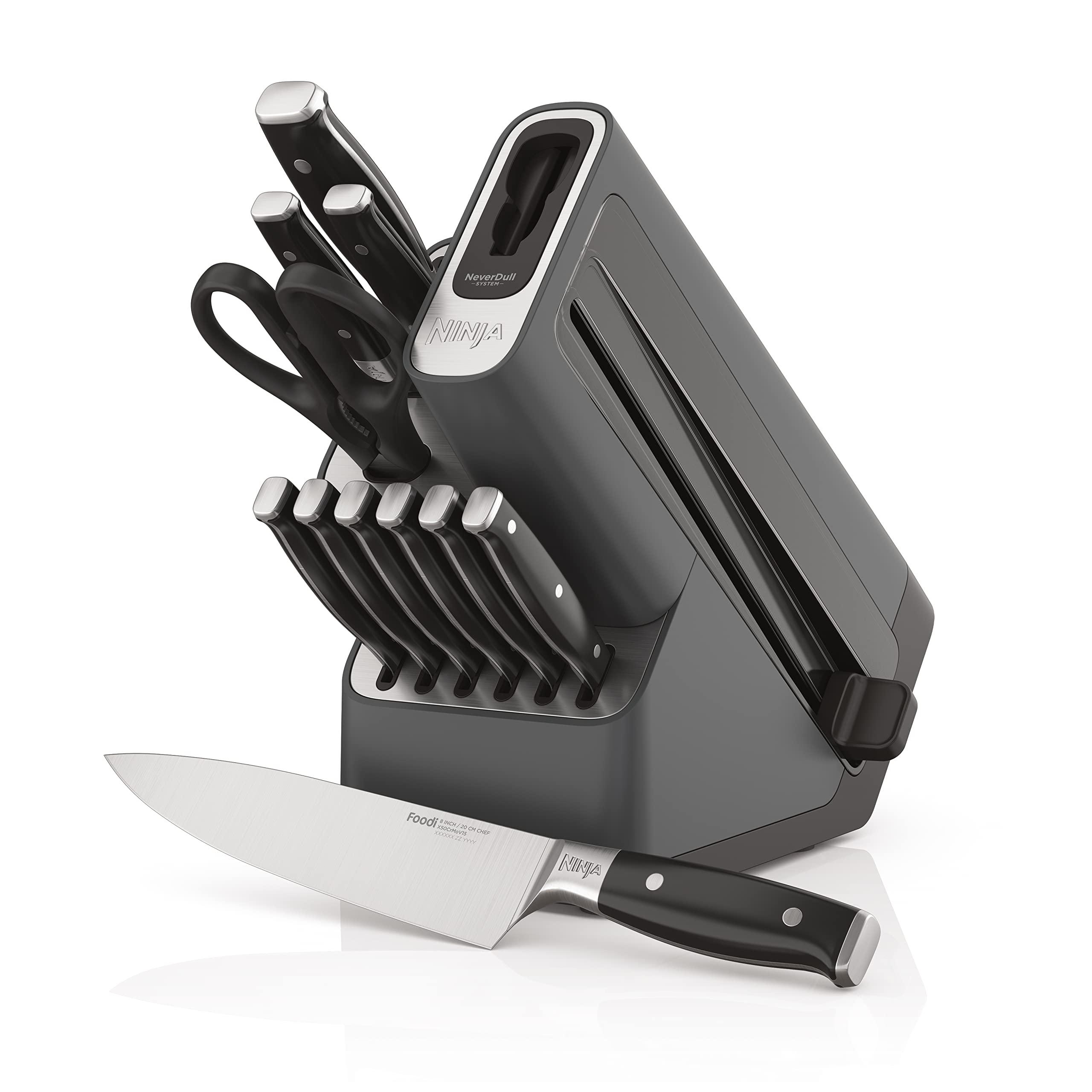 Ninja vue de face du bloc et des couteaux sur plan de travail, rangement soigné