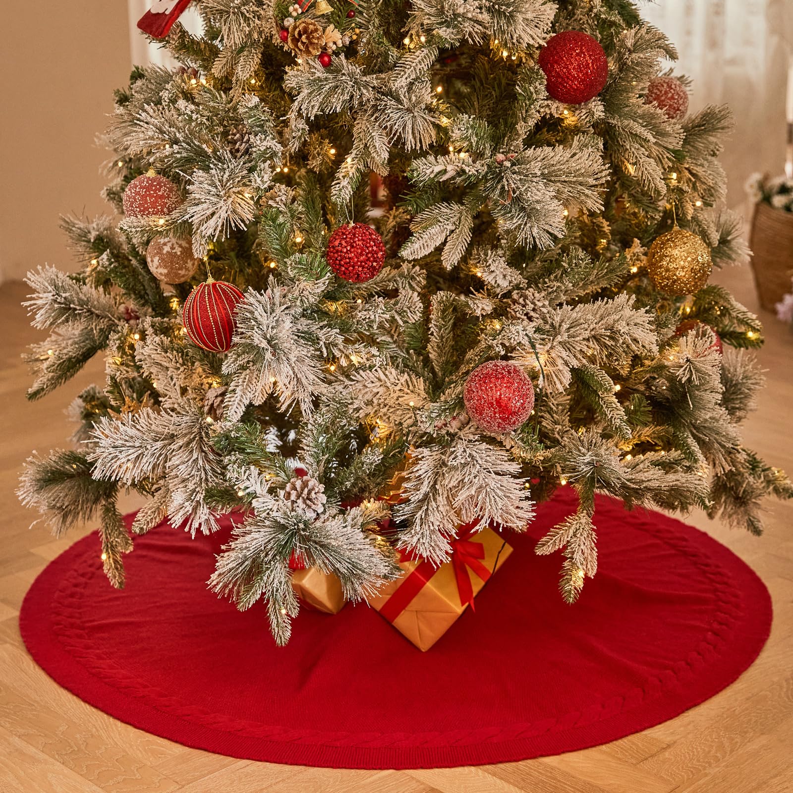 Noiclub jupe décorée avec cadeaux montrant style et harmonie festive