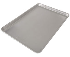 Nordic Ware biscuits dorés sur plaque montrant conduction uniforme de chaleur