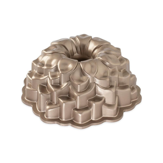Nordic Ware vue de face du moule Blossom Bundt Toffee montrant le motif floral et finition durable