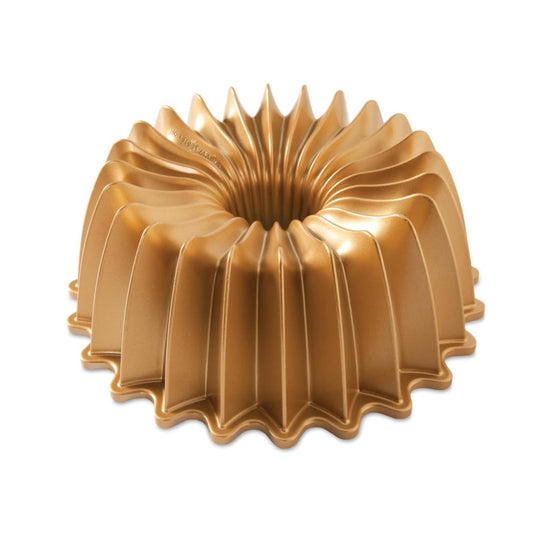 Nordic Ware face avant du moule doré montrant la silhouette précise