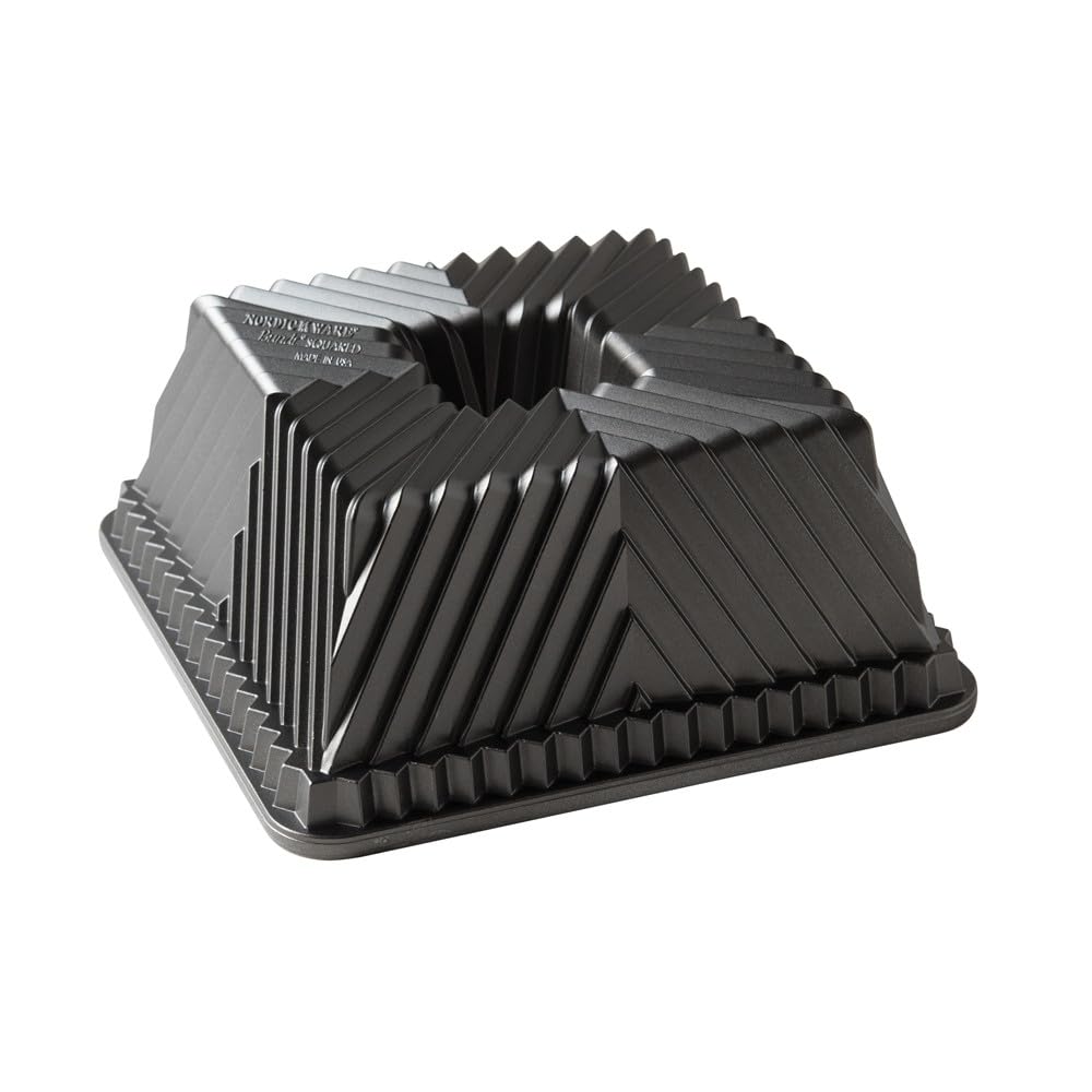 Nordic Ware face avant du moule Bundt Squared montrant finition graphite et design précis