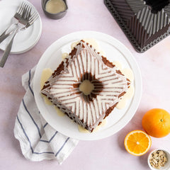 Nordic Ware gâteau démoulé du Bundt Squared illustrant démoulage net et parts régulières