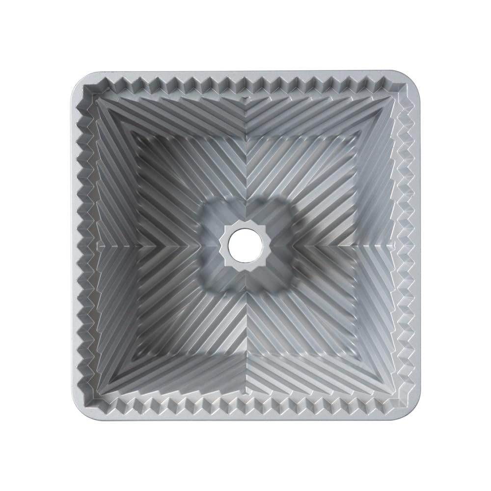 Nordic Ware mise en scène pâtisserie montrant gâteau servi et présentation soignée