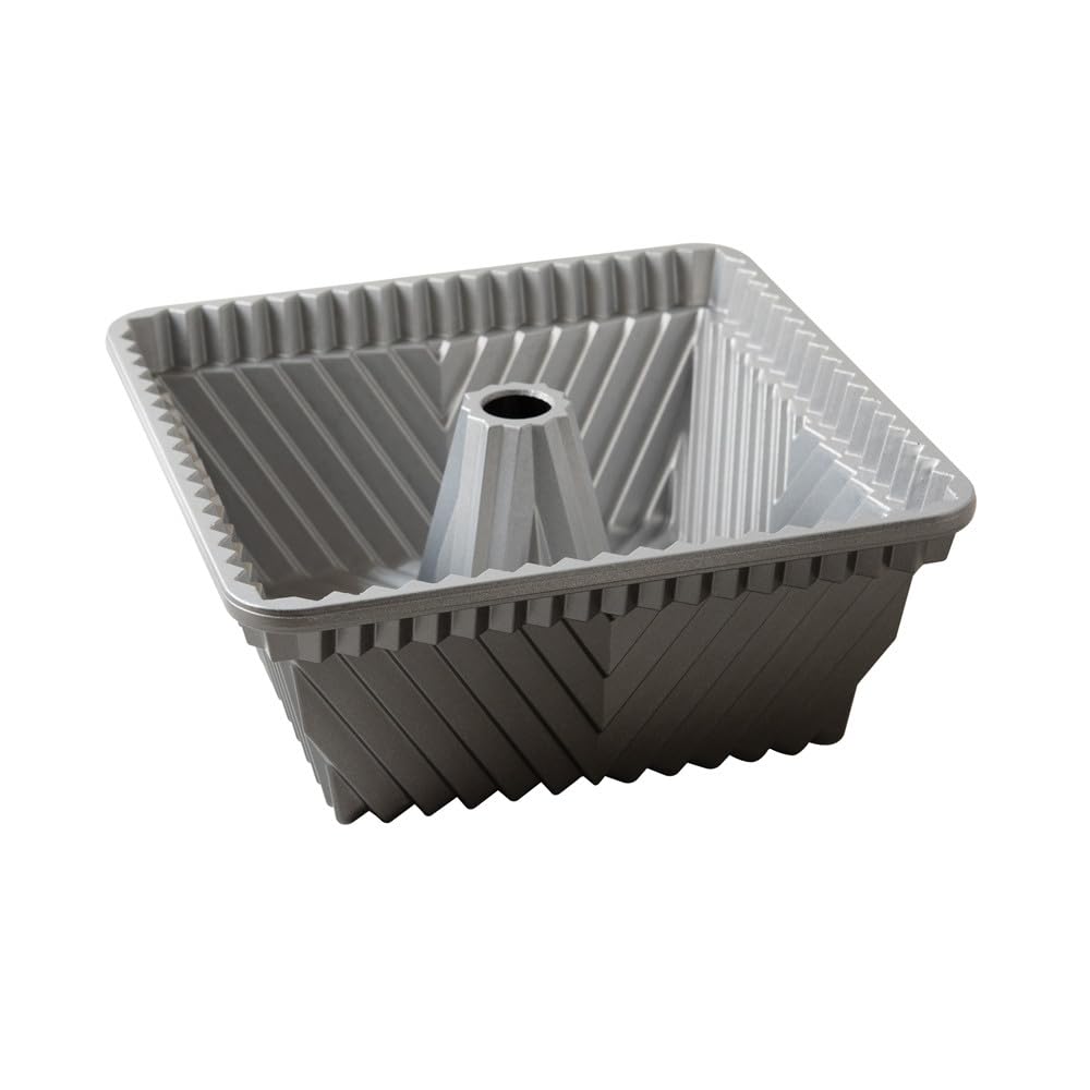 Nordic Ware lavage à la main du moule montrant entretien simple et durabilité