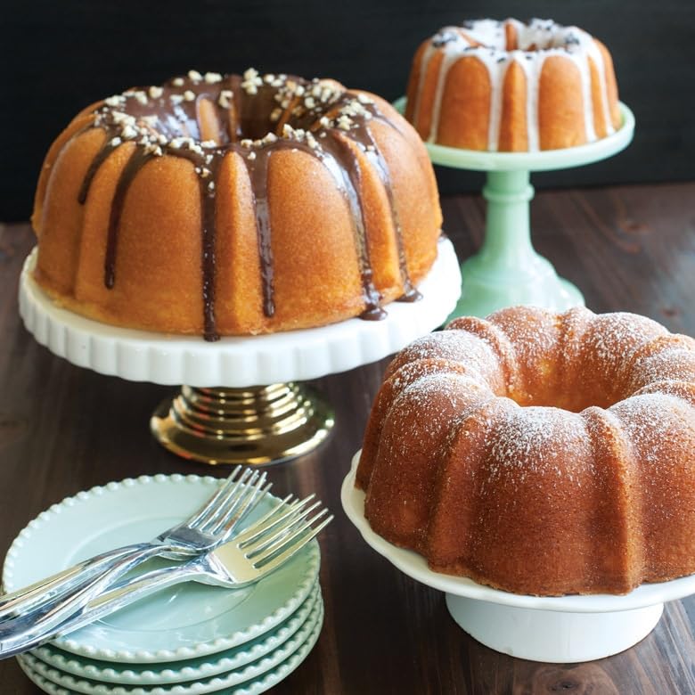 Nordic Ware ensemble empilé des trois moules Bundt montrant rangement compact