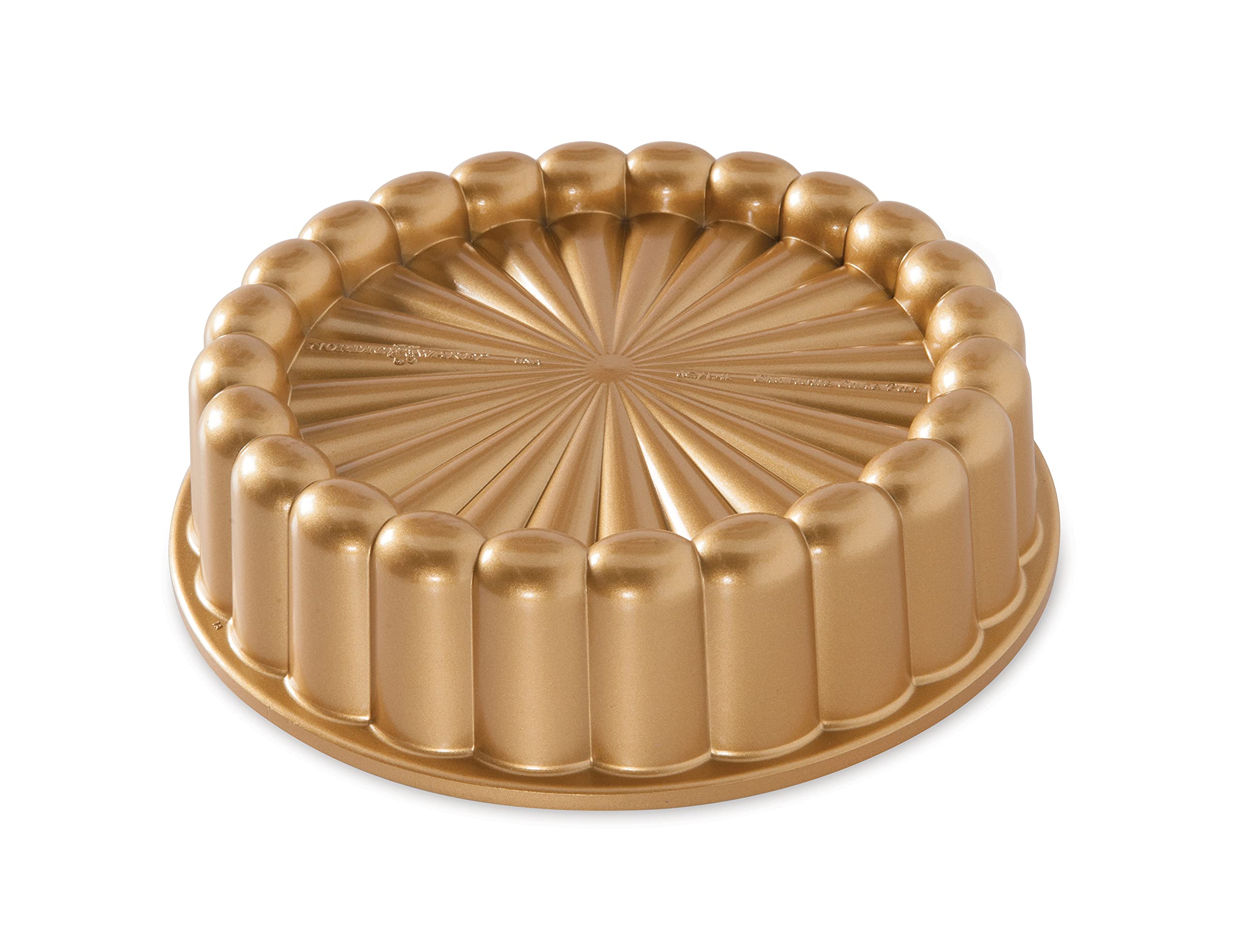 Nordic Ware gâteau Charlotte démoulé dans une cuisine, rendu soigné