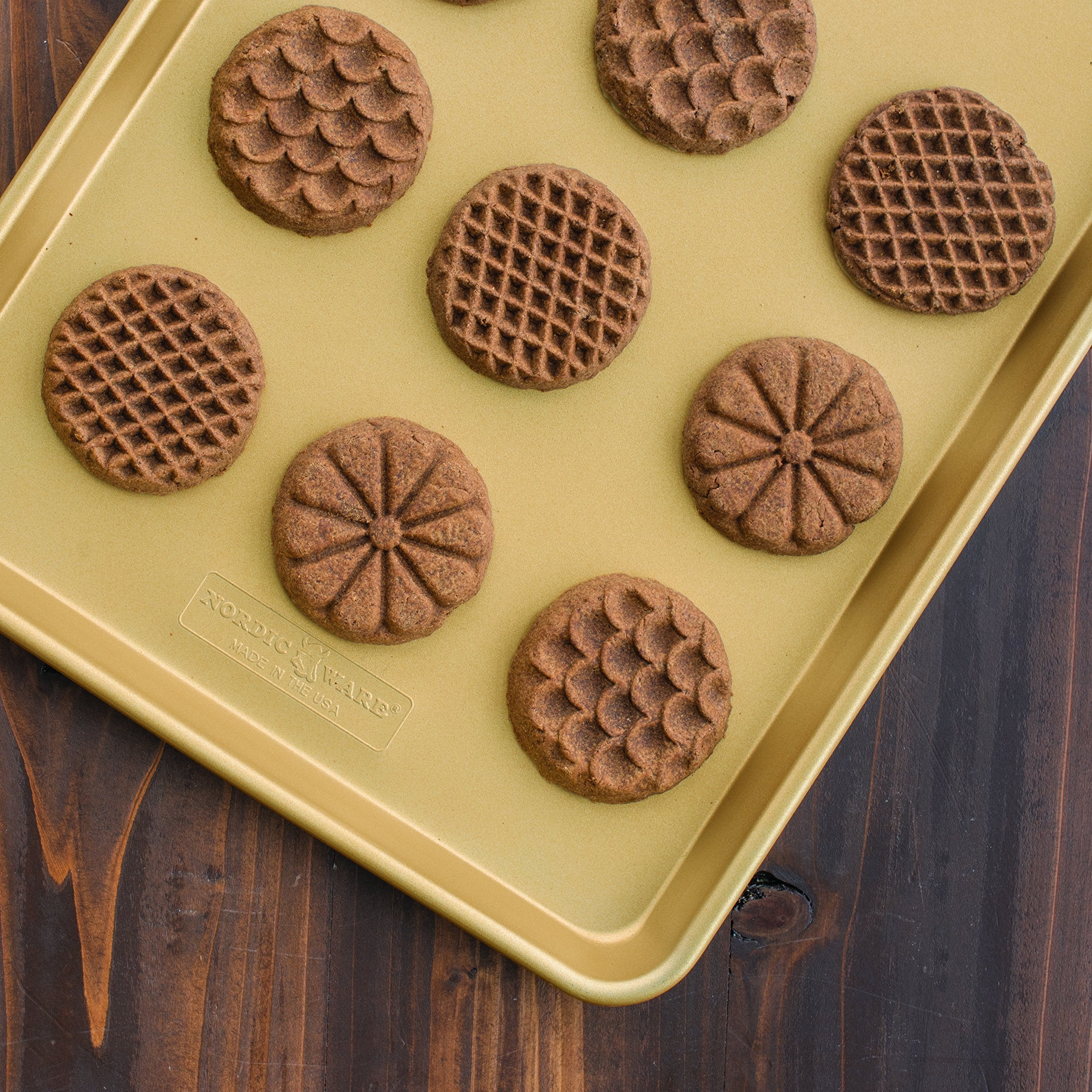 Nordic Ware comparaison à la main montrant taille utile pour recettes