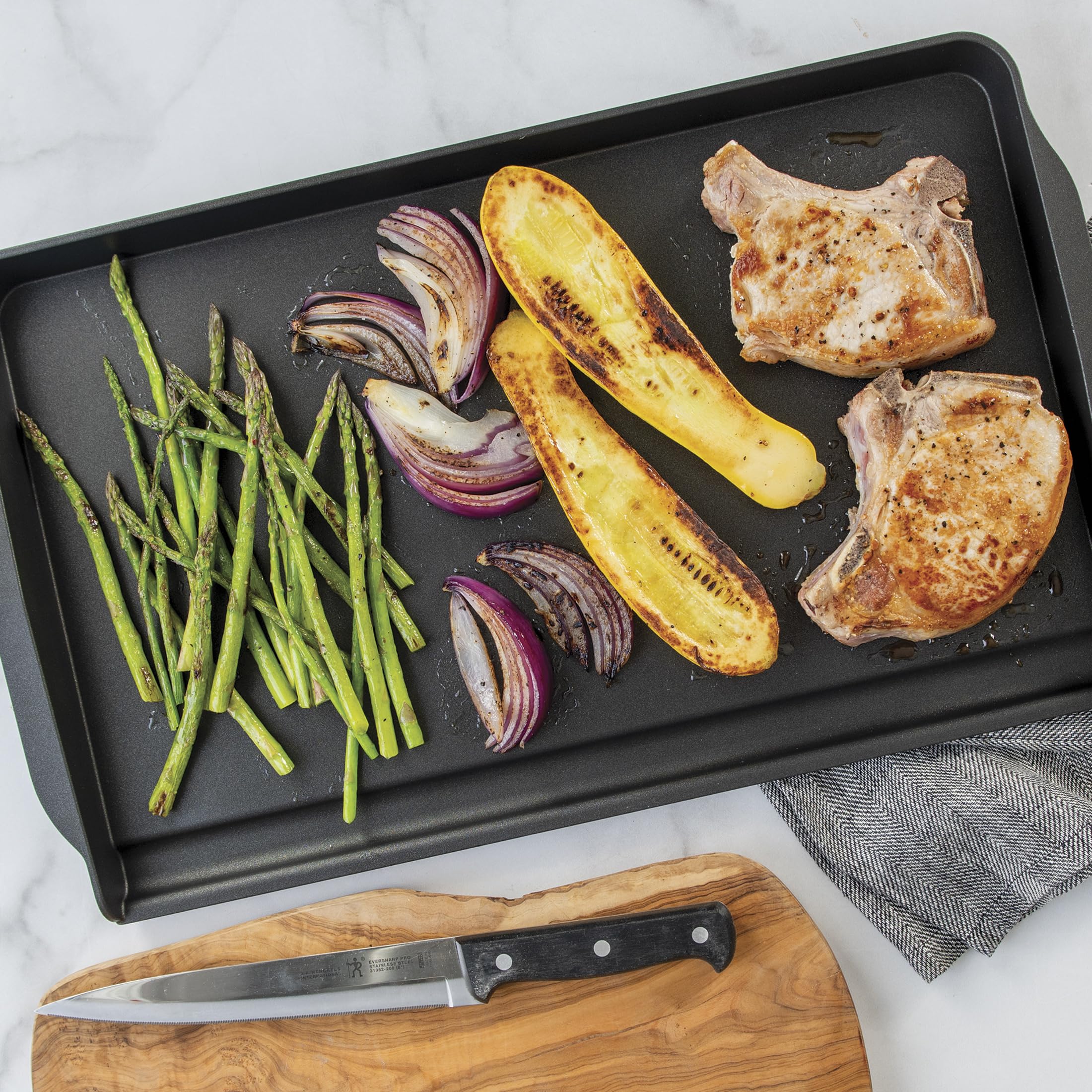 Nordic Ware comparaison de taille avec spatule montrant l'échelle de cuisson