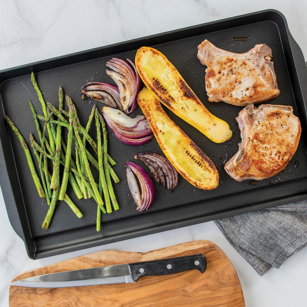 Nordic Ware comparaison de taille avec spatule montrant l'échelle de cuisson