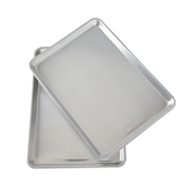 Nordic Ware comparaison taille à la main pour évaluer échelle et maniabilité