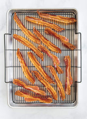 Nordic Ware gros plan sur la grille non adhésive qui facilite le croustillant