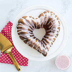 Nordic Ware gros plan sur les motifs cœur et le détail net du moulage