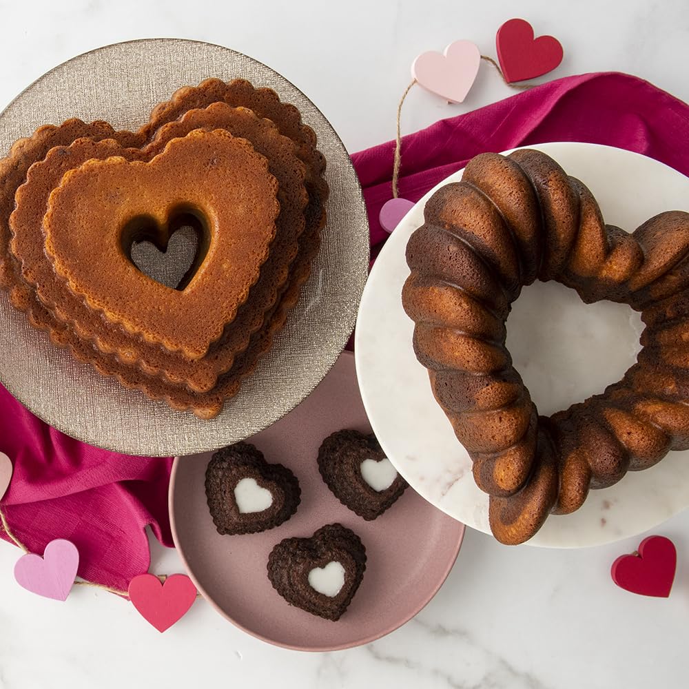Nordic Ware mise en scène dessert de fête mettant en valeur la silhouette cœur