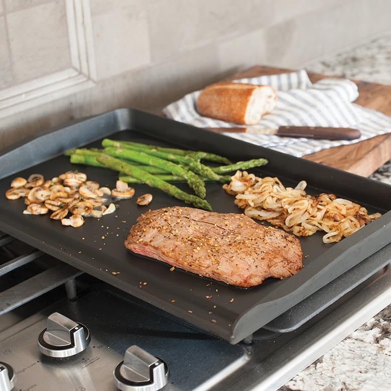 Nordic Ware plaque posée sur deux brûleurs pour cuisson simultanée efficace
