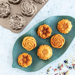 Nordic Ware gros plan du détail floral montrant reliefs nets pour un rendu décoratif