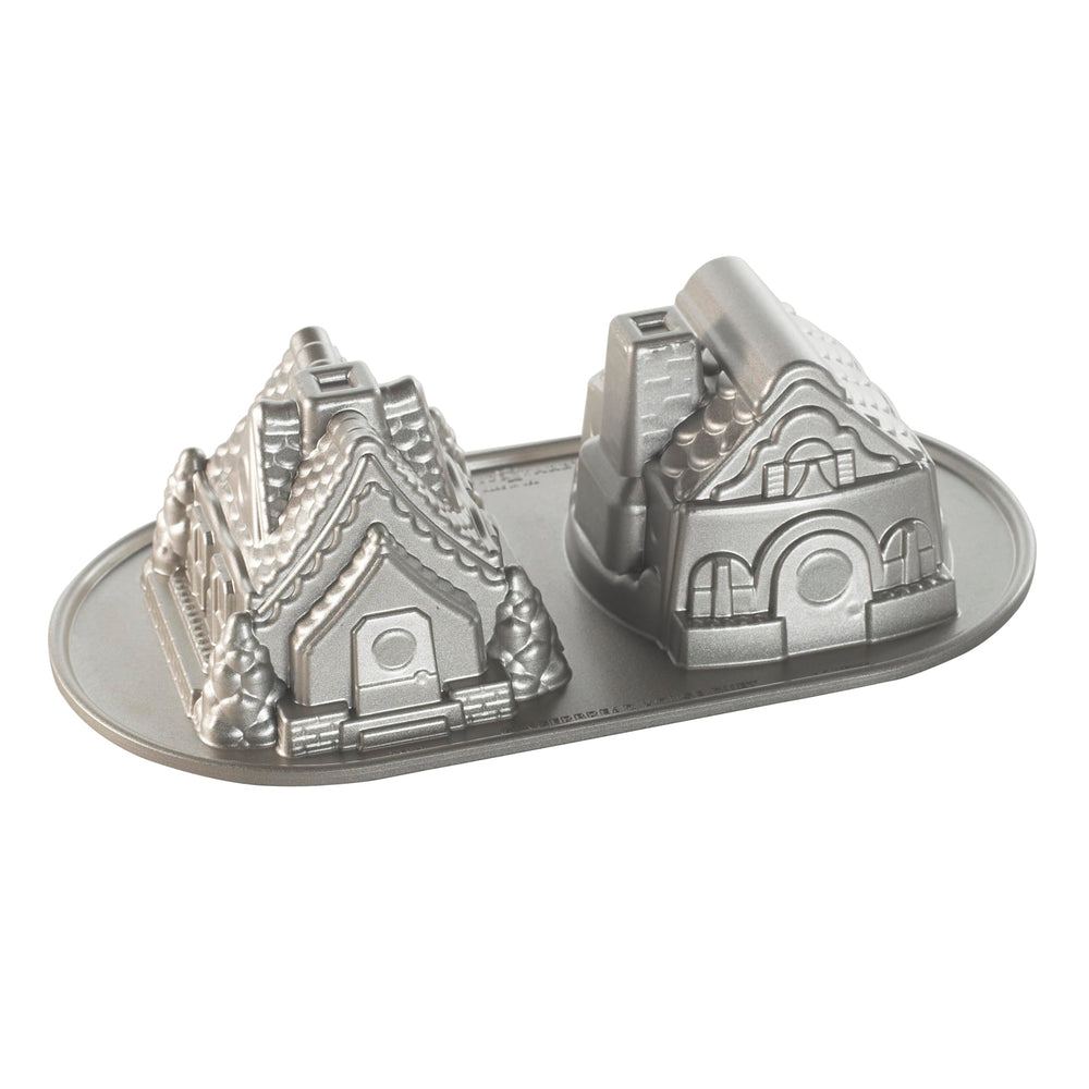 Nordic Ware vue de face du panneau de maison pain d'épices montrant détails précis