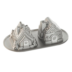 Nordic Ware vue de face du panneau de maison pain d'épices montrant détails précis