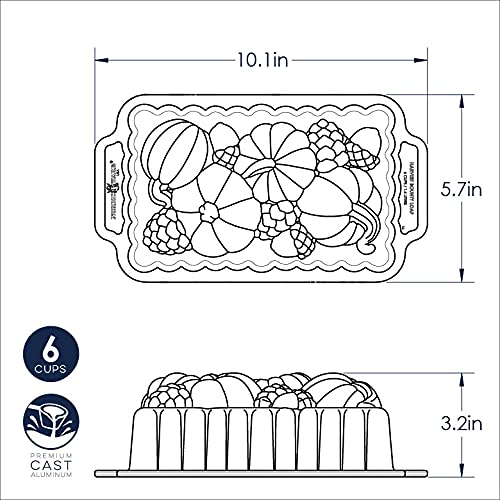 Nordic Ware pain doré démoulé sur table automnale illustrant présentation prête à servir