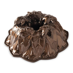 Nordic Ware gros plan motif feuilles détaillé pour finition décorative