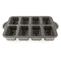 Nordic Ware comparaison de taille du moule à côté d'un ustensile pour visualiser les dimensions extérieures