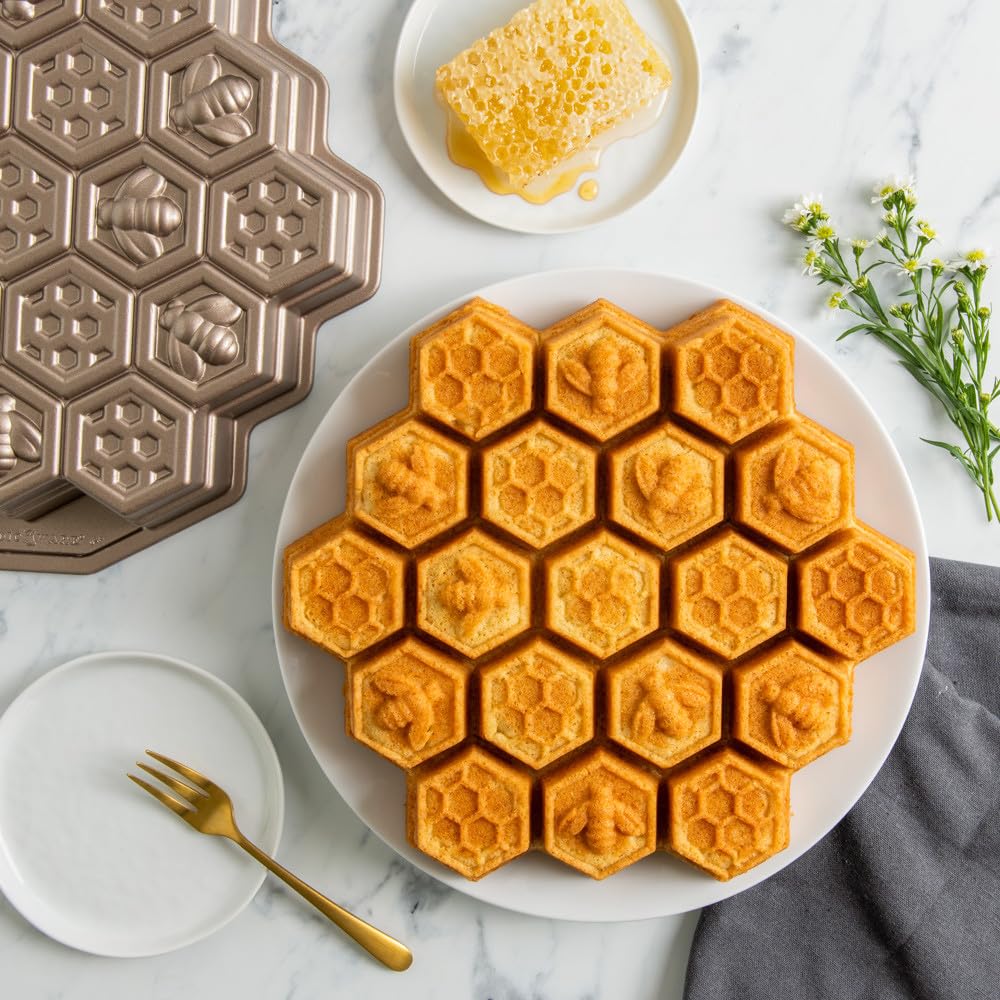 Nordic Ware versement de pâte dans le moule pour une répartition uniforme