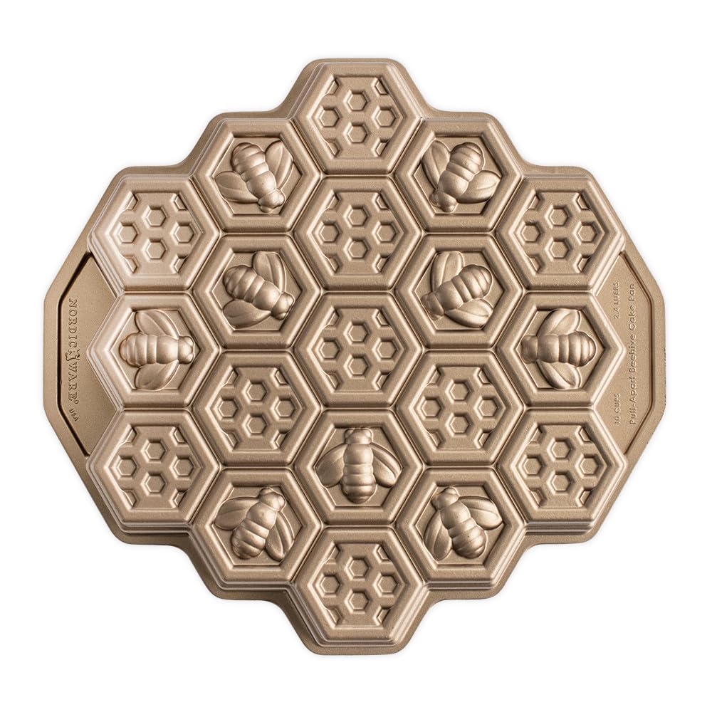 Nordic Ware face du moule Honeycomb montrant motif précis et démoulage facile