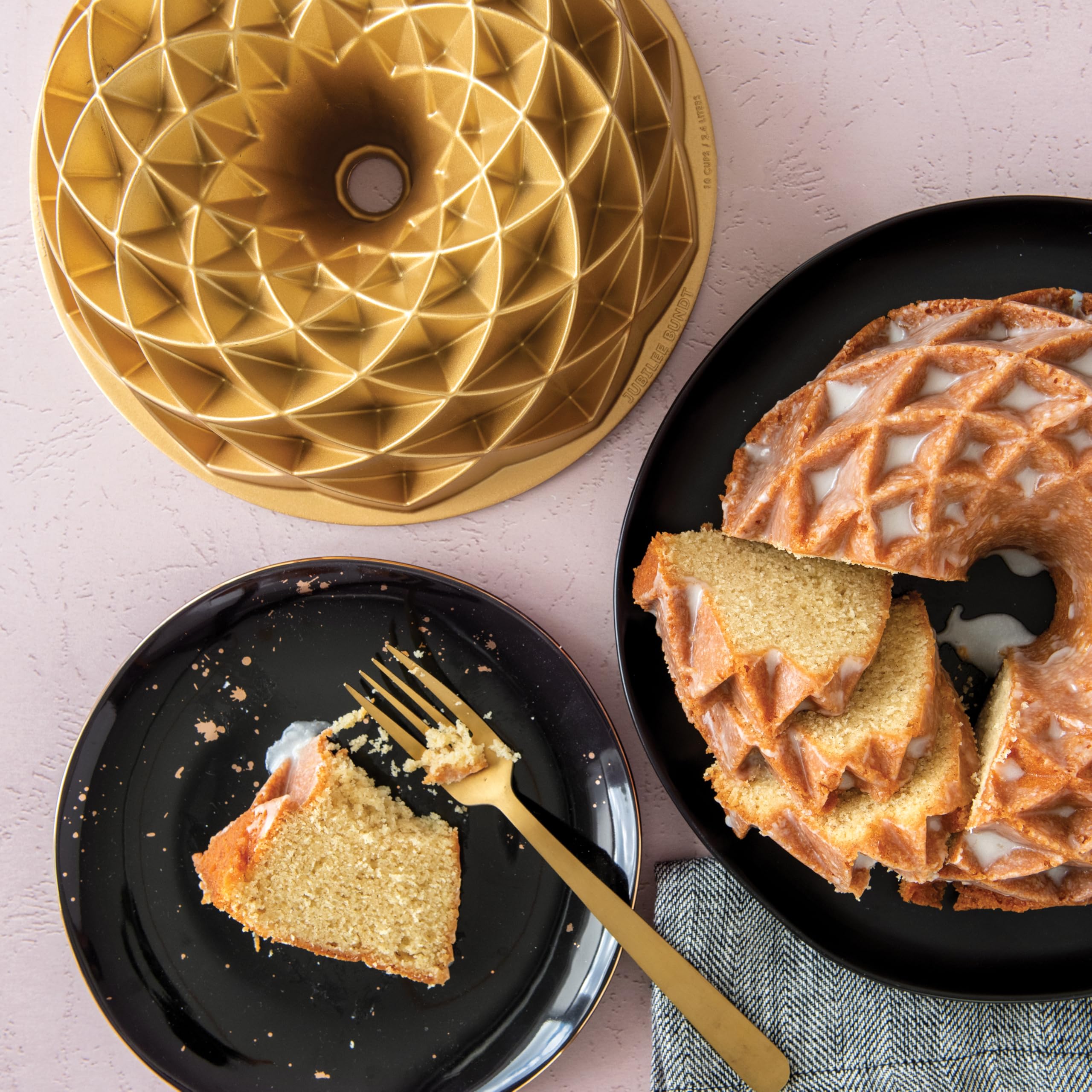 Nordic Ware motif cœurs cachés visible après cuisson ajoutant charme au gâteau