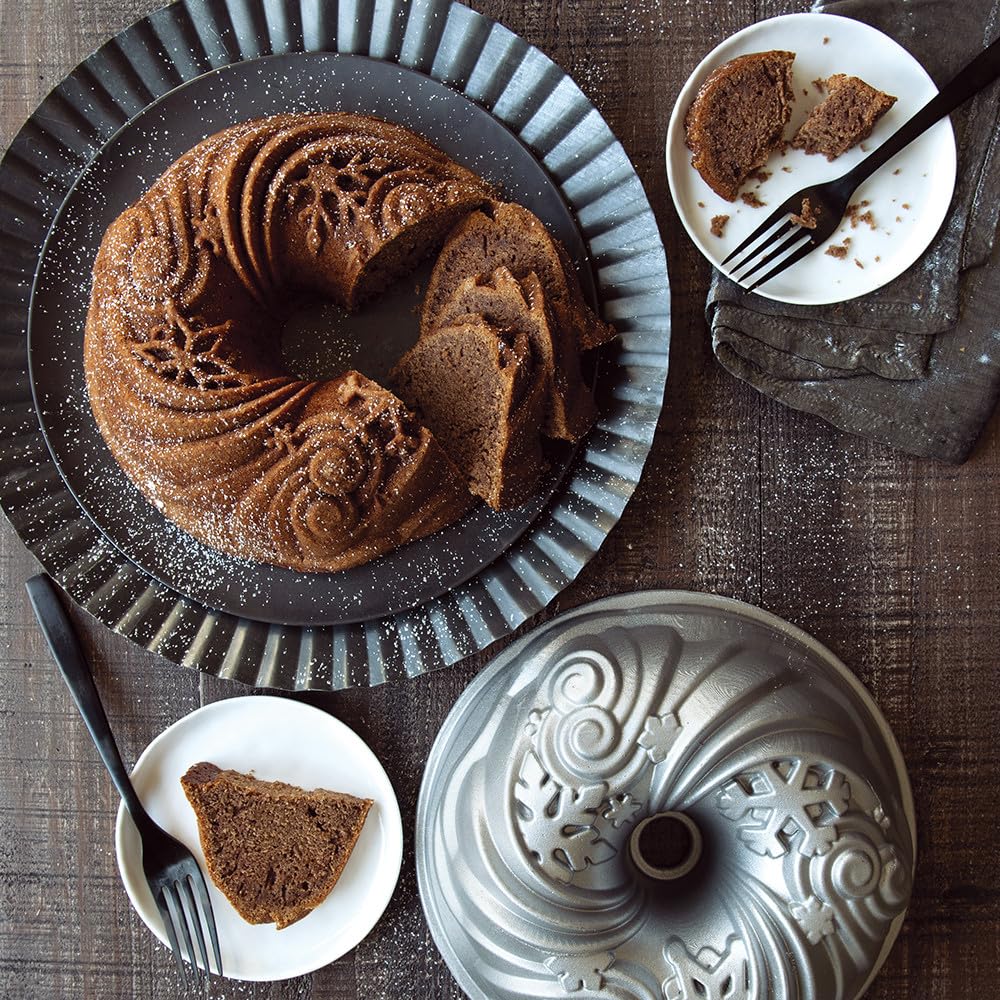 Moule Nordic Ware en usage avec gâteau Let It Snow démoulé illustrant une présentation soignée