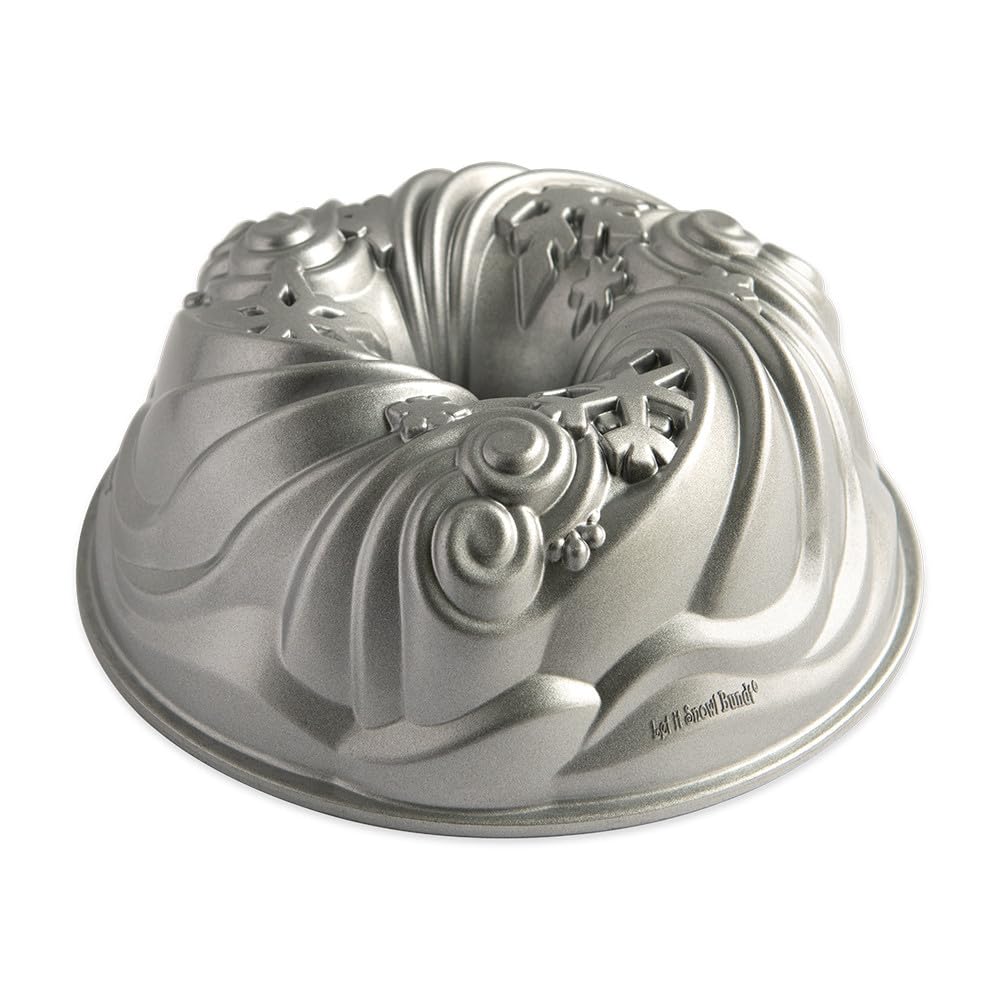 Nordic Ware vue de face du moule Let It Snow montrant le motif neige distinctif et un fini élégant